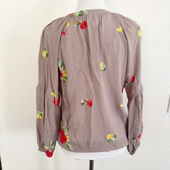 Fig and Flower Anthropologie Taupe Blouse with Vibrant Floral Embroidery - Picture 4 of 12